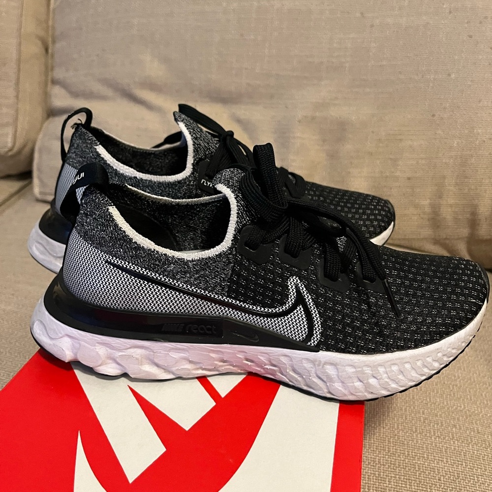 Women’s Nike react flyknit - Size 6.5